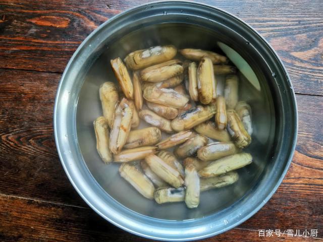 這個(gè)海鮮被稱作“小人仙”，肉質(zhì)肥美，用這個(gè)方法做，一盤不夠吃