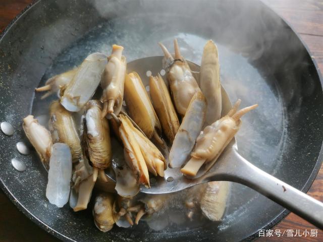 這個(gè)海鮮被稱作“小人仙”，肉質(zhì)肥美，用這個(gè)方法做，一盤不夠吃